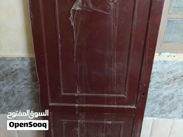 باب خشب لون بني قوي بدون فياره