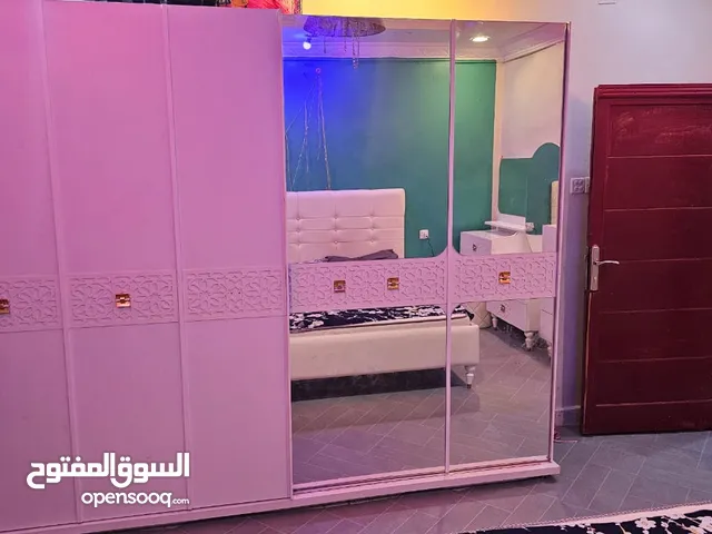 غرفه نوم كامله استخدام نضيف كما هيا في الصوره