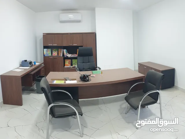 مكتب إداري 5 قطع مع 3 كراسي جلد، استعمال نظيف