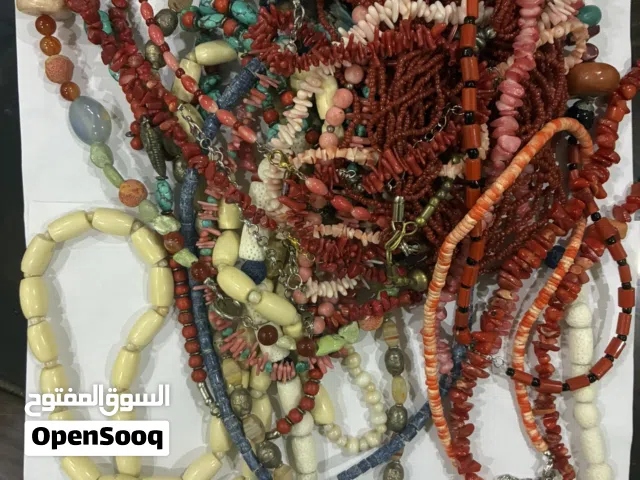 عقود من المرجان والأحجار الكريمه