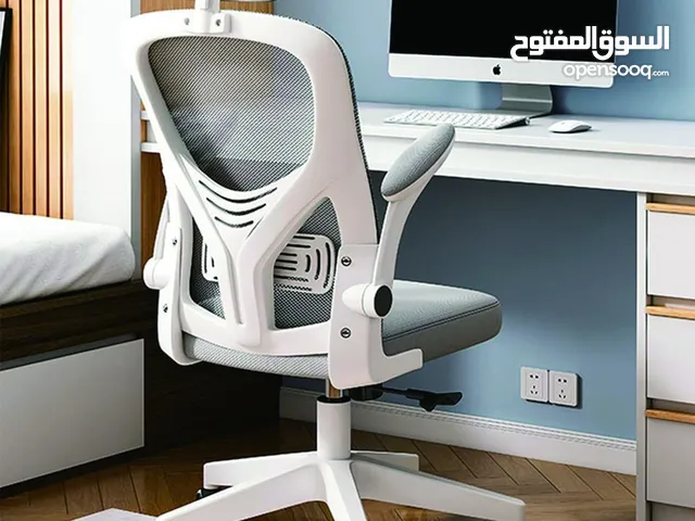 كرسي مكتب مريح وصحي بتصميم انسيابي، مزود بدعامة أسفل الظهر ومسند رأس وذراعين قابلين للتعديل