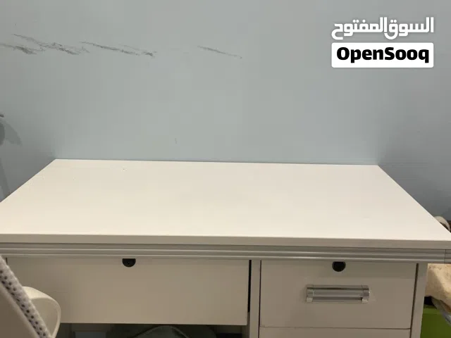 مكتب جديد نظيف