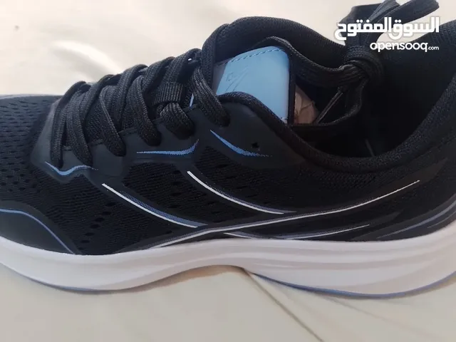 بوت رياضي ماركة الماني نمرة 41