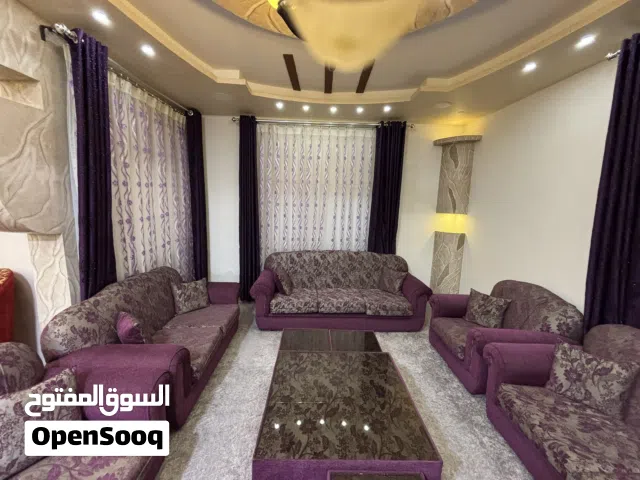 طقم كنب مع طاولات وبرادي