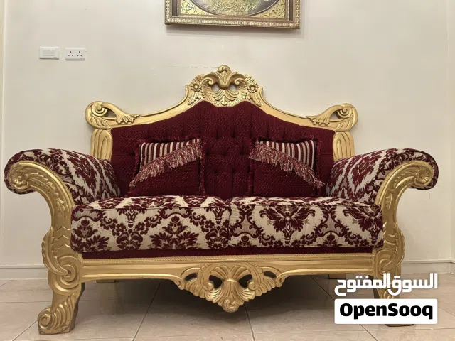 طقم كنب مجلس كلاسيكي فاخر مع الطاولات والمزهرية للبيع - جدة