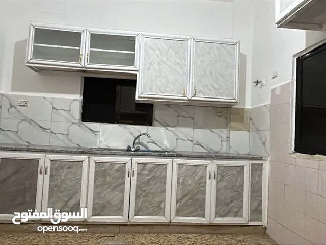 شقه طابق ارضي خلف المسلخ باتجاه الغويريه للاجار