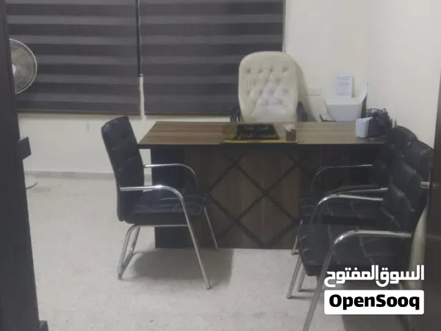 مكتب مع ملحق ومكتب استقبال ورفوف بلاستيك جديده مع طقم كنب مكاتب جلد بحاله جيده