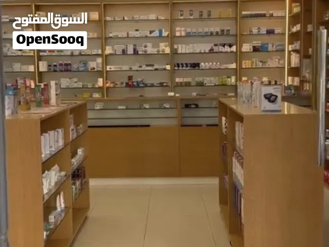 صيدلية بالشارقة التعاون موقع و ديكور فوق الممتاز بها ترخيص ساري و معدات و ادوية