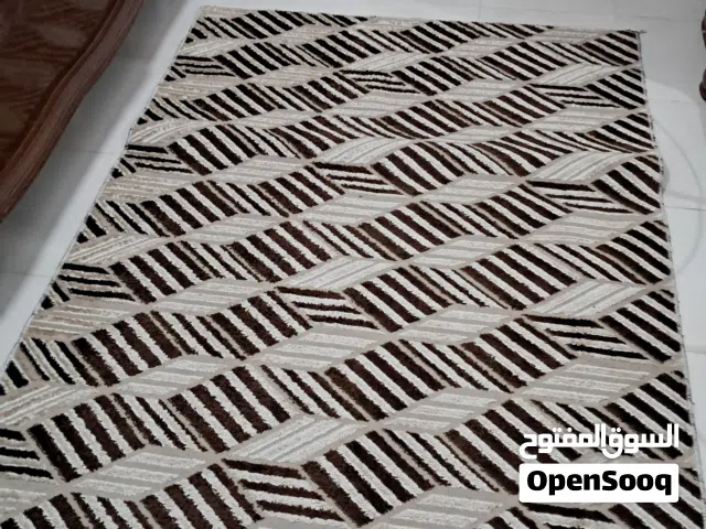 مجموعة من قطع السجاد القص شبه جديد
