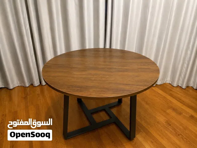 Round dining table