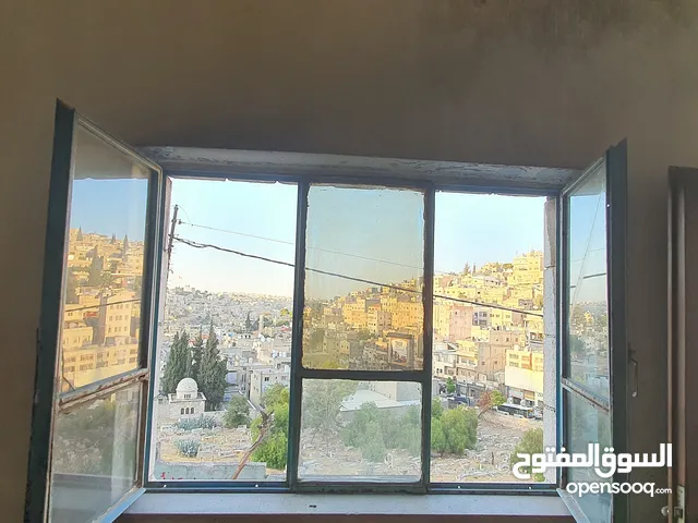 بيت مع مخازن بطلوع المصدار