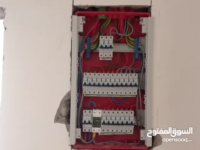 فني كهرباء منازل في طرابلس العكل في كل مايتعلق في الكهرباء 220 و380 صيانة وجديد سحب اسلاك وتشطيب عمل