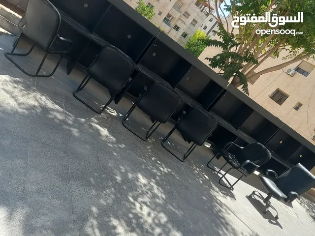 مكاتب بحاله جيده جدا زائد كراسي للبيع الموقع عمان الجبيهه