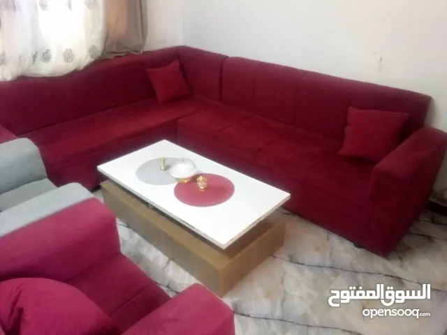 كنب استعمال اقل من سنه مع طاوله بحاله ممتازه للبيع