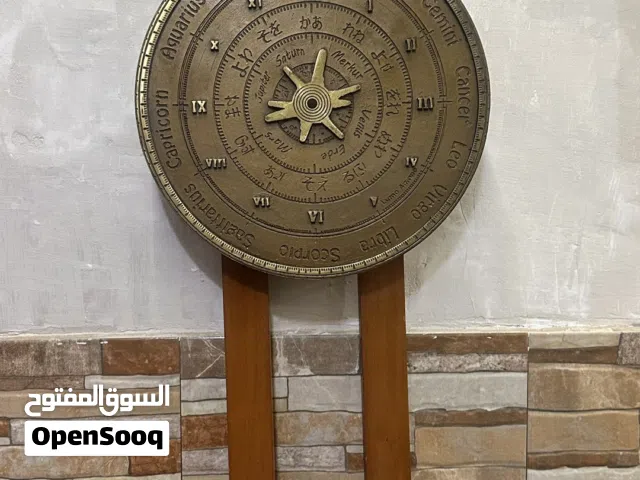 ساعة حائط يونانية