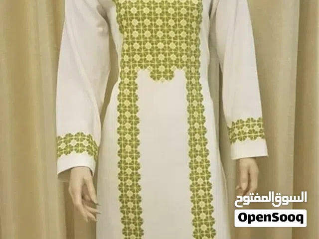لدينا مطرزات يدويه للبيع أثواب بلوزات شنط شالات معلقات مفارش وسكارفات من قماش الشماغ والكوفيه