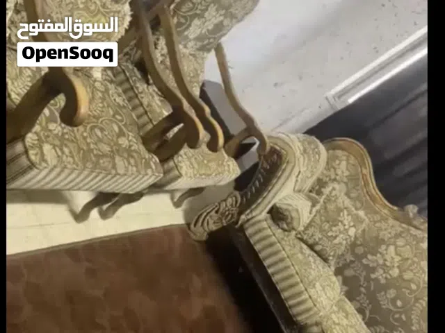 طقم كنب سبع مقاعد بحاله جيدة