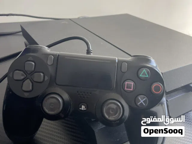 PS4 مع يد أصلية وجميع الأسلاك بحالة ممتازة