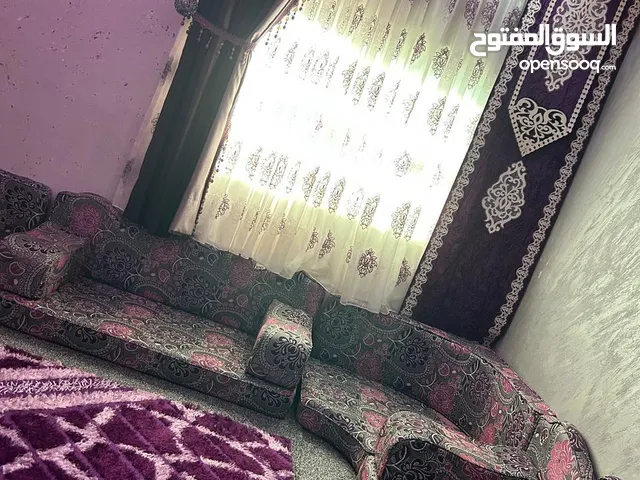 غرفة قعدة نظيفة مع البرداية والطاولات