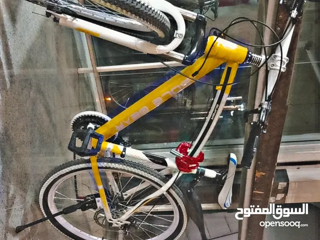 سيكل للبيع بحالة ممتازه وبلون لامع مميز