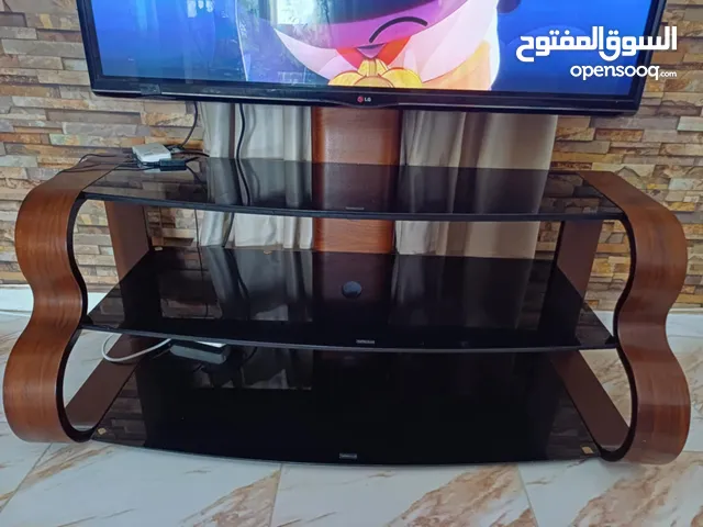 طاولة شاشة للبيع بحالة جيدة ،كبيرة ، صناعة جيدة، تحمل شاشة كبيرة. بدون حديدة قاعدة الشاشة.