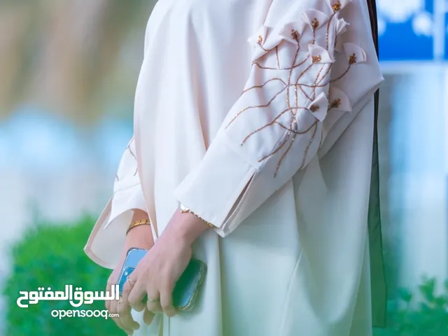 عباية انيقة وكشخة و جميلة نظيفة جدًا وبسعر مممتاز ججججججدًا جدددااااا و راقيه للبيع