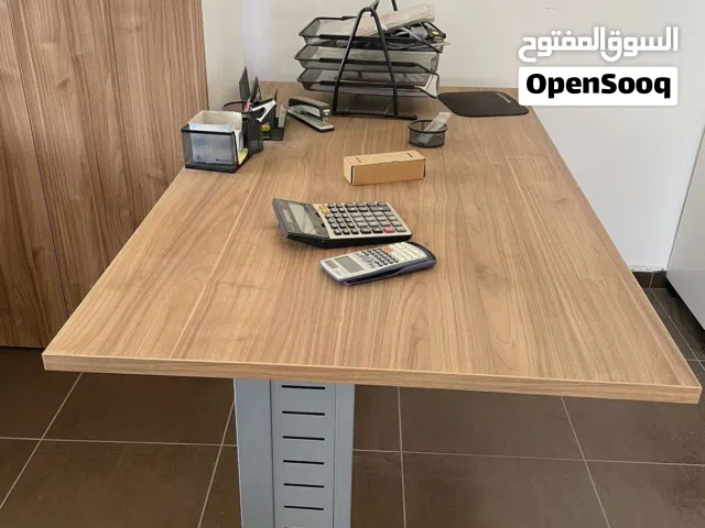 تصفية أثاث مكتبي فاخر من شركة جورسال  مكاتب متكاملة وخزائن بحالة ممتازة