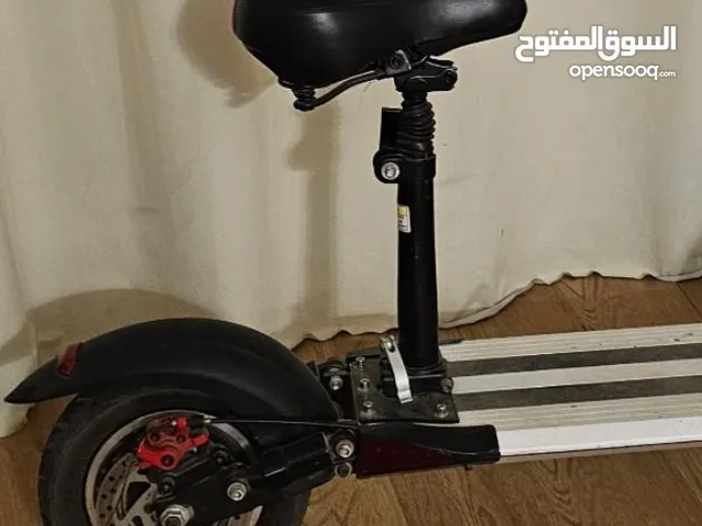 سكوتر كهربائي مستخدم شبه جديد مع المفتاح والشاحن .