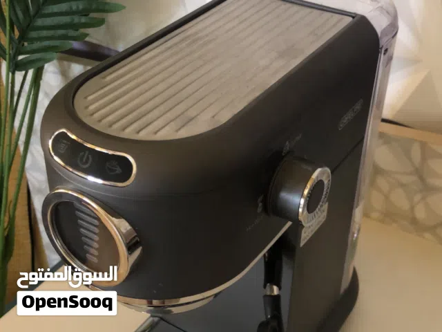 مكينة اسبريسو ومعها حقيبة V60 مع ادواتها