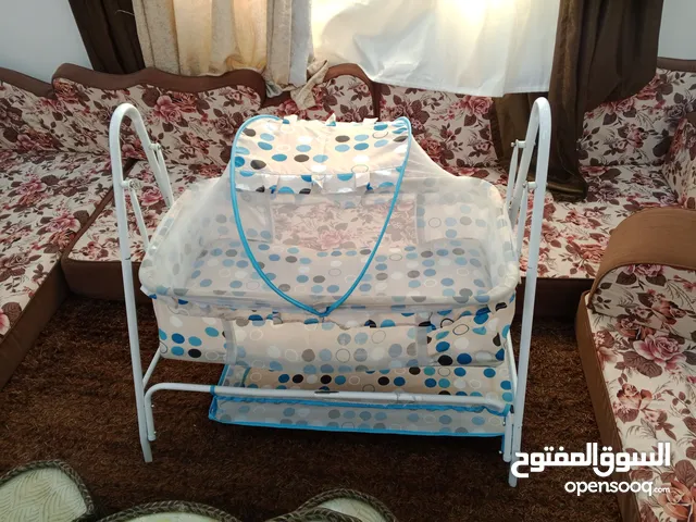 تخت هزاز باليد للأطفال و عربة مشي كراجة للأطفال