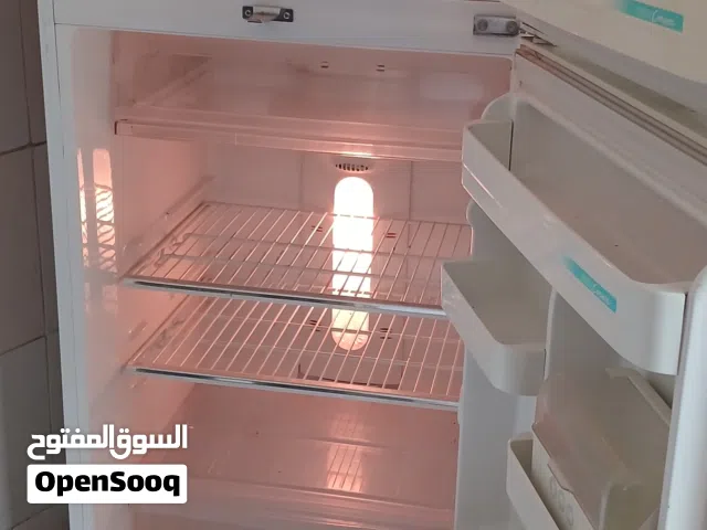 للبيع تلاجة تبريدها خربان والفريزر شغال