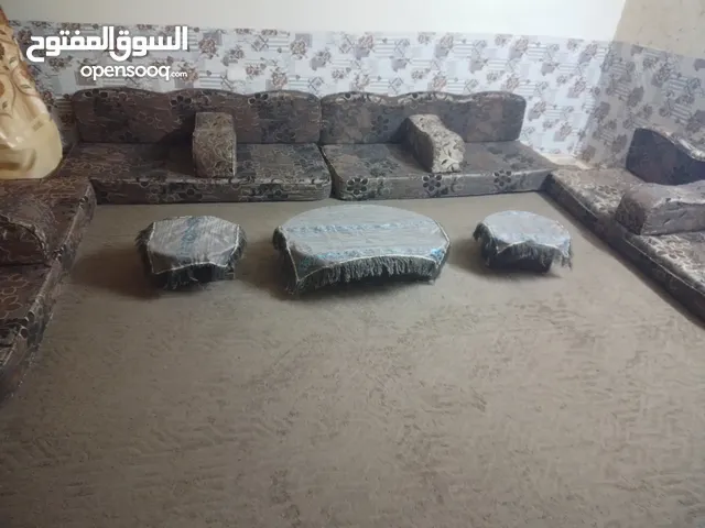 جلسه عربية اسفنج ضغط 18 مع طاولات خشب مع سجاده خمسة باربعه ونص متر بحالة الوكالة.