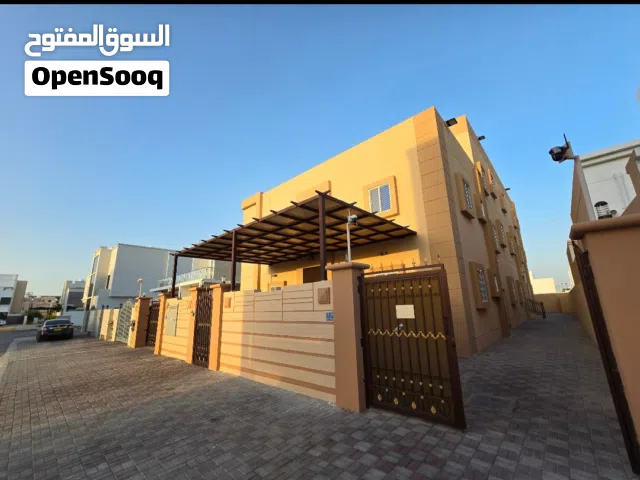 شقة عائلية في الخوض الخامسة حي الكوثر خلف ياس للتسوق مقابل العريمي بوليفارد من غرفتين وصالة ومطبخ.