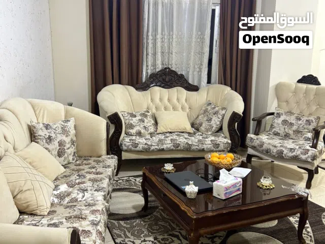 طقم كنب وطاولة اكل وطاولة وسط