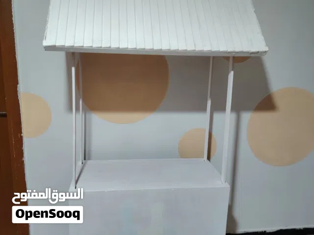 طاولة عمل مصنوعة من الخشب