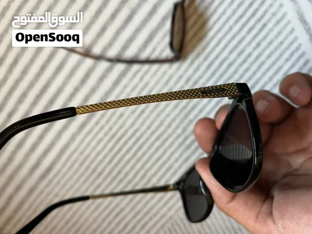 نظارتين شمسيات برادا كوبي والثانيه مابعرف شو نوعها
