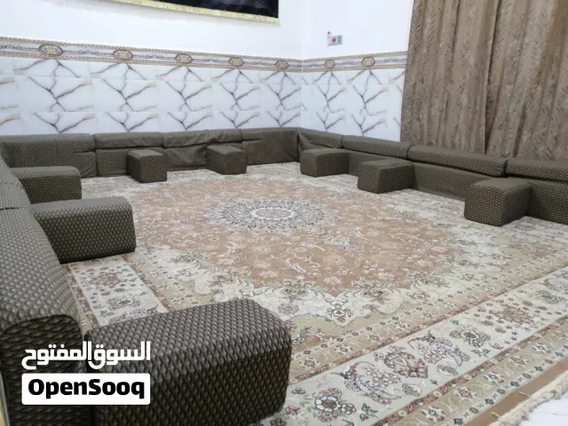 كعده عربية لون وشكل  كويتي عشره ظهر ثنين زاوية تكيايت عددهن ثمانيه  ورايدها بميه وخمسين الف