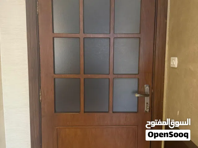 أبواب داخلية قشرة بلوط بحالة ممتازة عدد 8
