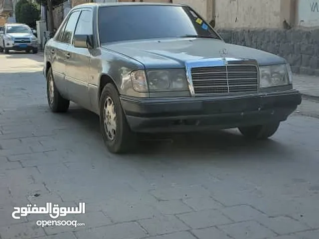 مرسيدس بنز فئة E220 موديل 1995 مضمونه عل الشرط 4بستون توصل