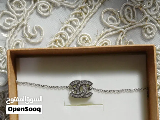 سوار لليد فضي رقيق على شعار شانيل