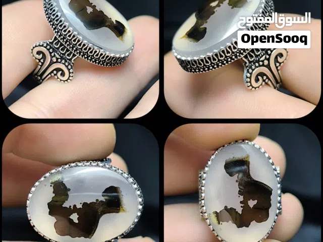 لأنك تستحق التميّز... اقتني خاتمك الفاخر من الفضة الخالصة، مرصّع بالعقيق اليمني الأصيل، بتصميم يُجسّ
