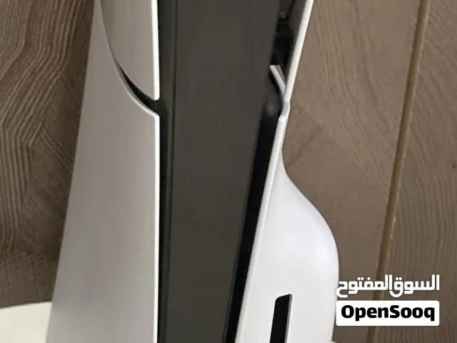 PS5 Slim نسخة الأقراص + يدين أصليات  نظيف وعلى الشرط