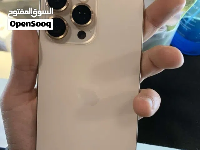 آيفون 16 برو ماكس ذهبي مستعمل بحالة ممتازة سعة 256 جيجابايت مع الكرتونة والشاحن والسماعات