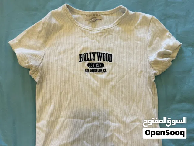 بلوزة pull and bear بيضا