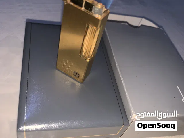 ولاعة سجائر فاخرة من طراز "دنفرولاجاس" (Dunhill Rollagas) مطلية بالذهب.