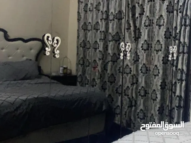 غرفة نوم كاملة وطاولة جديدة تقريبا