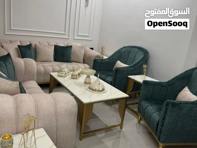 طقم كنب بحالة الجديد للبيع مع طاولاته