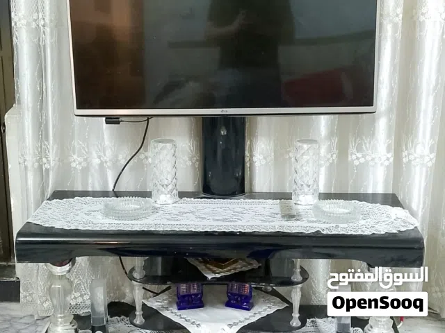 شاشه بلازما مع الميز.  نوع: LG.  العنوان: بغداد الطوبجي.