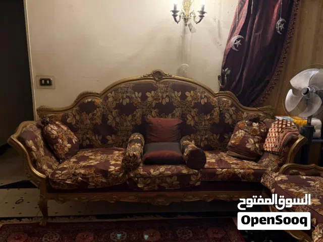 صالون مذهب تقيل  التفاصيل: – كنبة كبيرة – 4 كراسي – 3 تربيزات  المميزات: – خشب زان تقيل (جودة زمان)