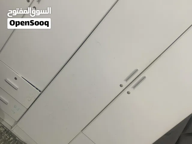 سرير اثنين خزانه ملابس بابين